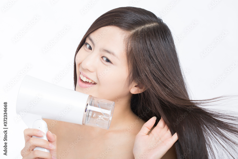 髪を乾かす女性