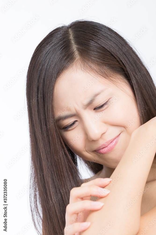 腕を掻く女性 腕を掻く女性