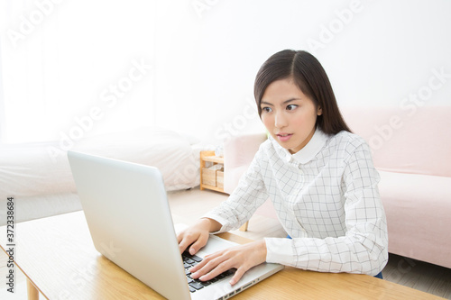 パソコンをする女性 © Paylessimages