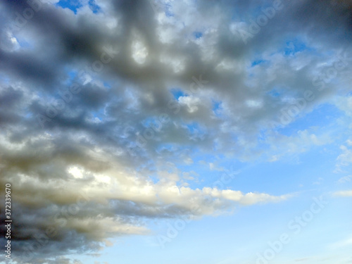 Obraz na płótnie photo of blue sky with white and gray clouds on a summer evening w salonie