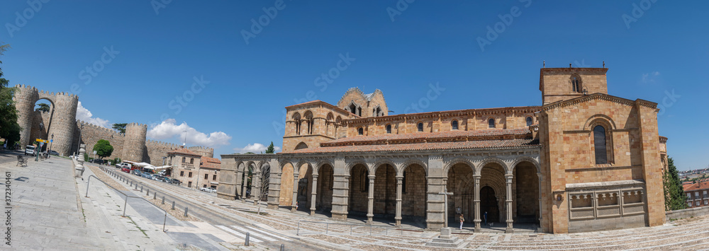 Panorámica de la Basílica de San Vicente y de la Puerta de San Vicente en las murallas de Ávila (Ávila, España)