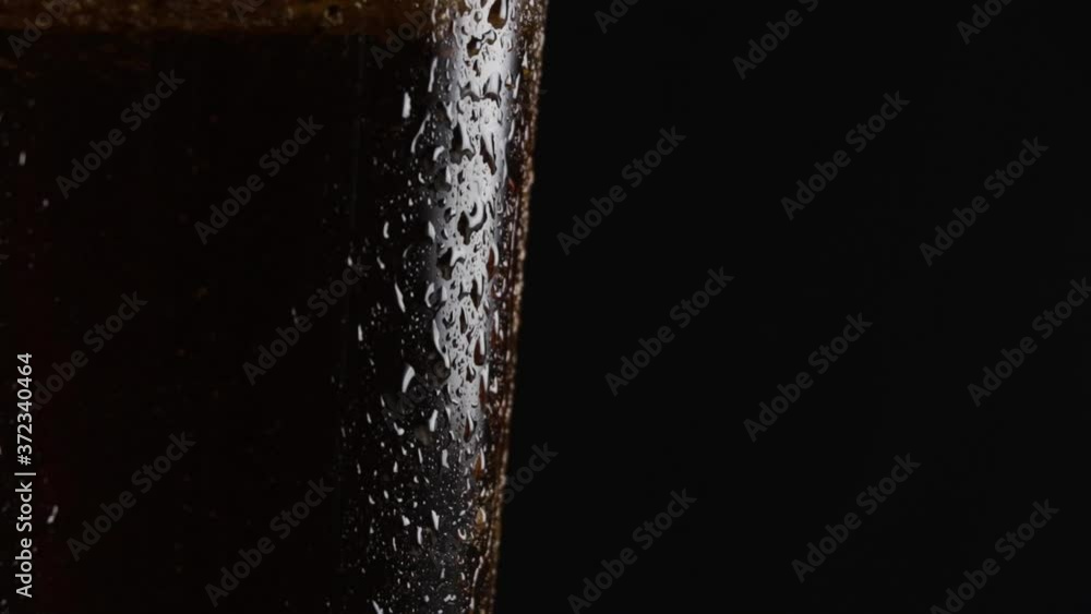 Cerveza fria en fondo negro