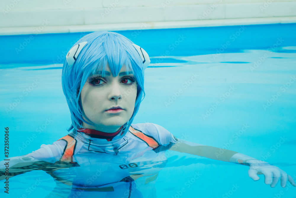 Chica con pelo azul disfrutando de la piscina en verano