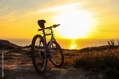 Fototapeta Naklejka Na Ścianę i Meble -  Bicicleta com o pôr do sol