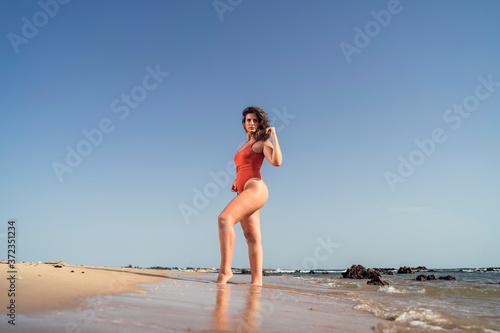 Chica joven guapa posando en una plata de andalucia