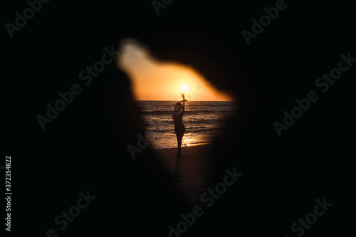 Figura de una mujer en la playa