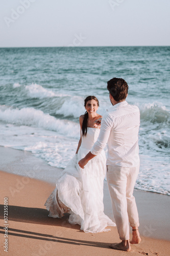 Novios en la playa disfrutando en el dia de boda