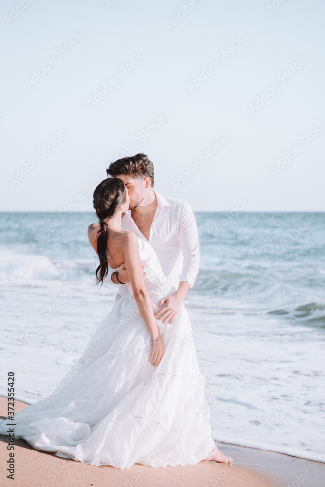 Novios en la playa disfrutando en el dia de boda Novios en la playa disfrutando en el dia de boda