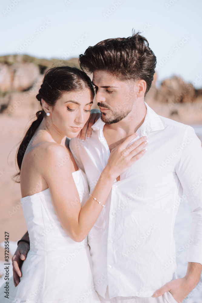 Novios en la playa disfrutando en el dia de boda Novios en la playa disfrutando en el dia de boda