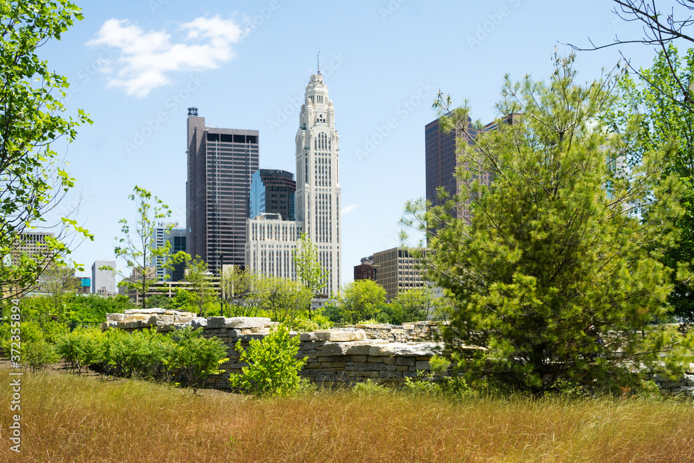 Obraz premium View of Columbus Ohio, Skyline framed by nature.