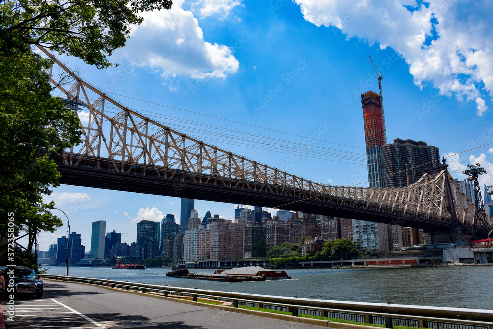 Naklejka premium Queensboro Bridge view from Roosevelt Island