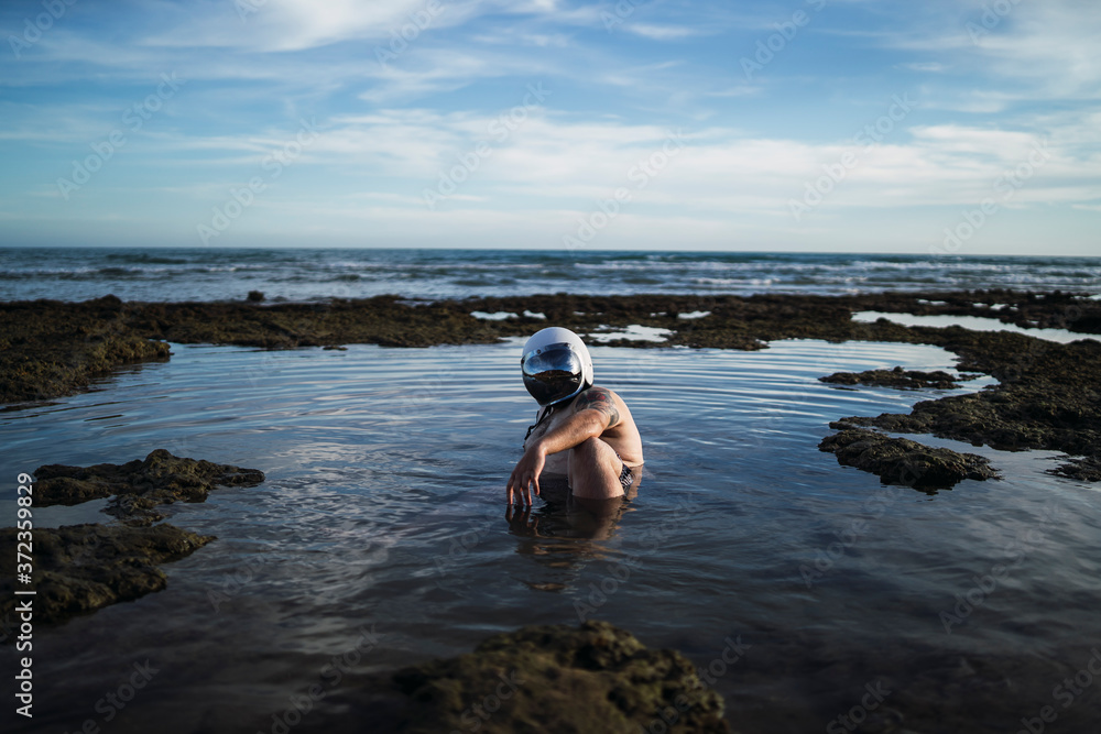 Hombre gordo con casco de espejo en el agua Stock Photo Adobe Stock