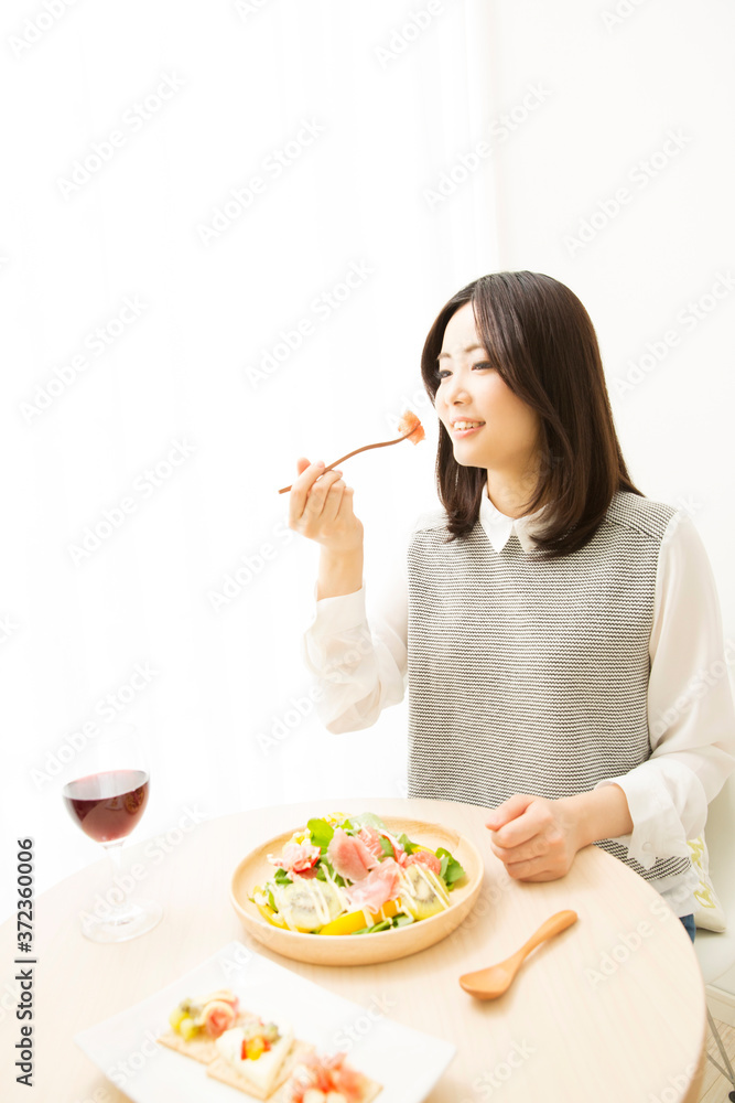 食事する女性