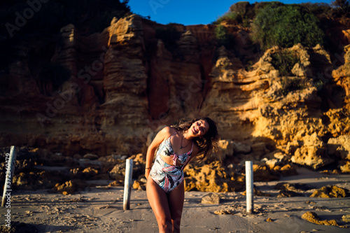 Chica joven y guapa en traje de baño en una playa de chiclana