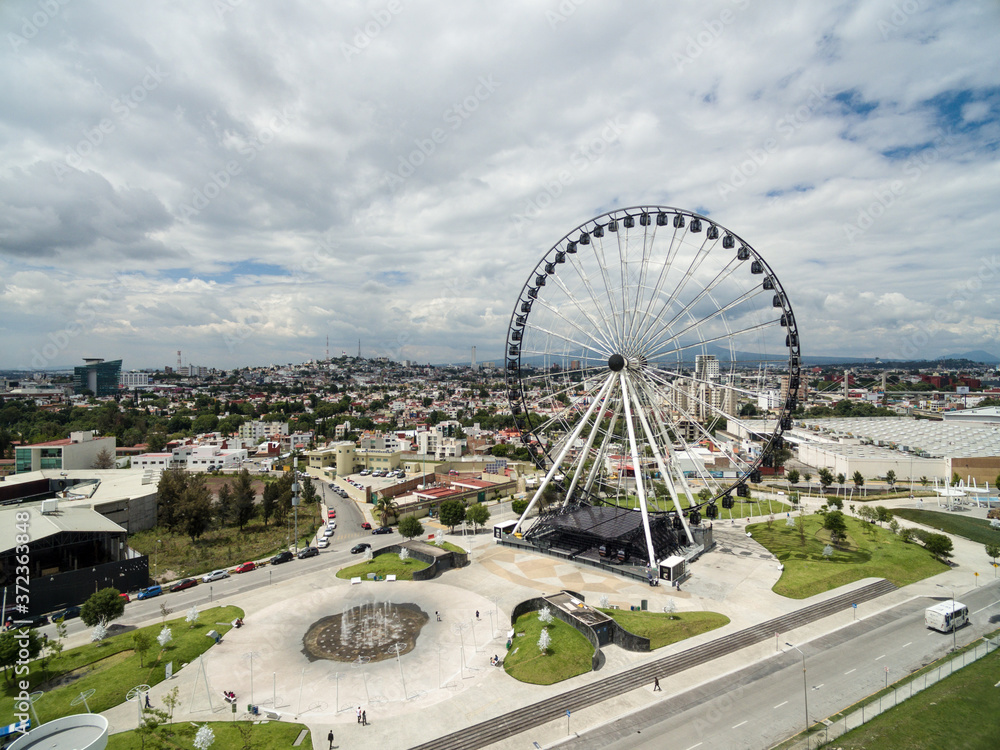 Vista aérea panorámica de la Estrella de Puebla, la rueda de la fortuna