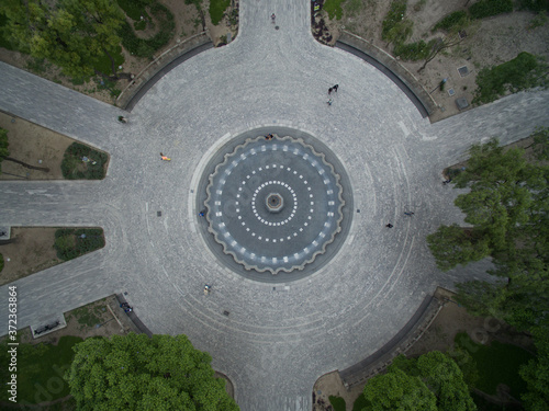 Vista aérea cenital de una fuente localizada en la Alameda Central de la Ciudad de México.