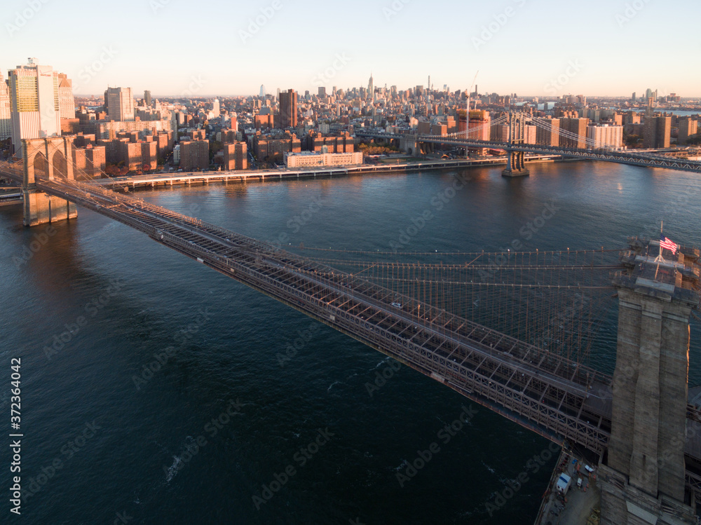 Vista aérea del Puente de Brooklyn con vista al skyline de Manhattan en Nueva York	