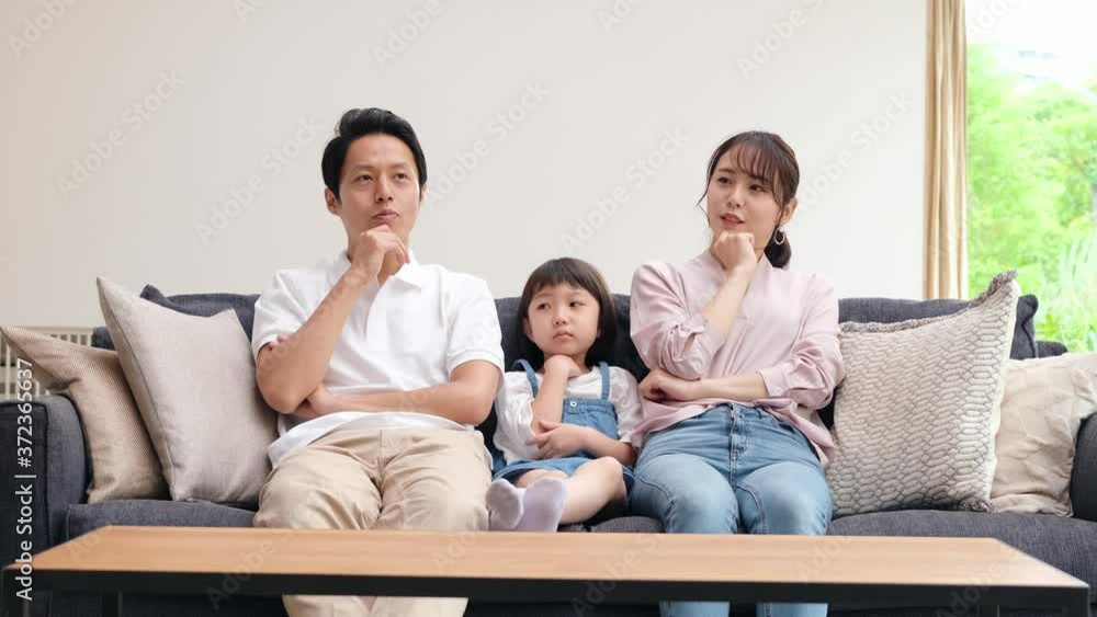 リビングで考え事をする親子