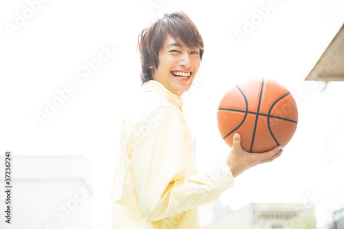 バスケットボールを持つ笑顔の青年