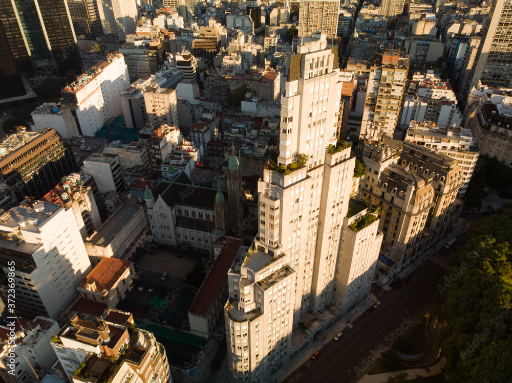 Vista aérea del skyline junto al Edificio Kavanagh, en Buenos Aires, Argentina durante el atardecer