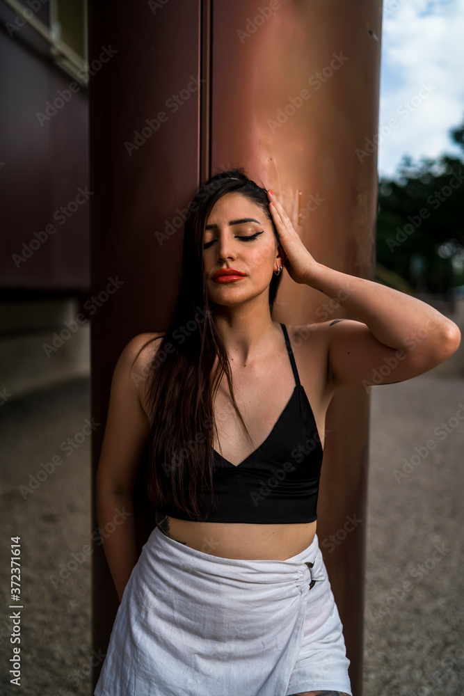 Chica alternativa con tatuajes posando Chica alternativa con tatuajes posando
