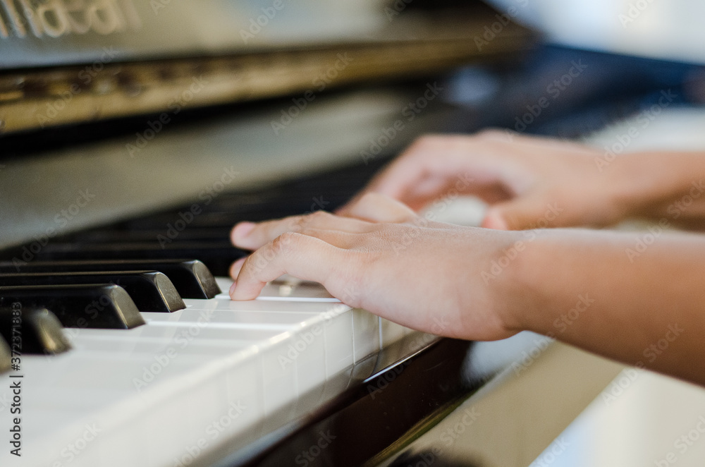 Obraz premium manos tocando piano, manos de joven tocando piano