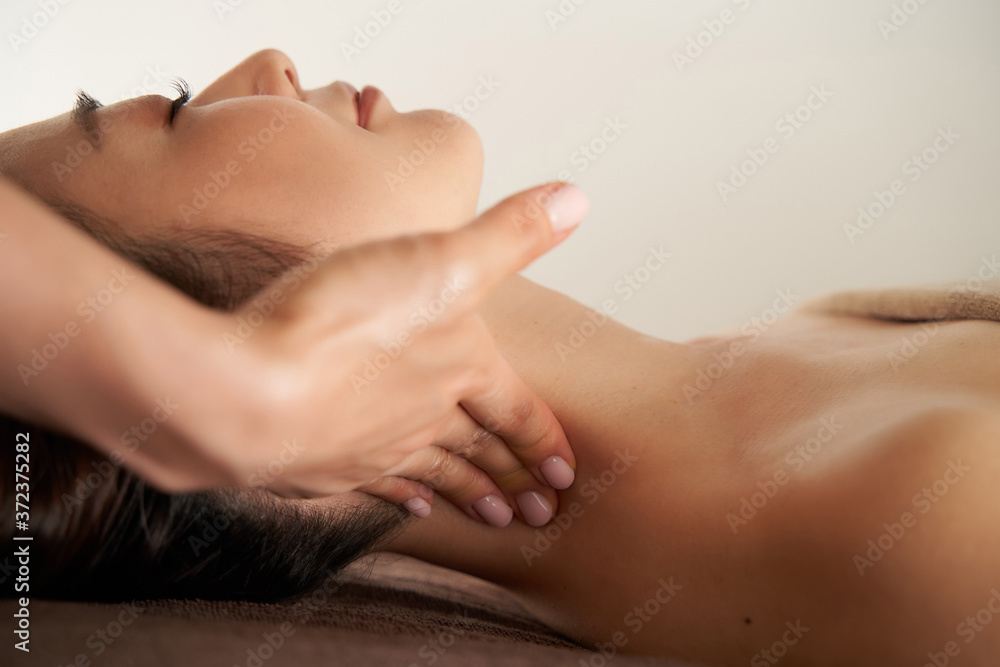 Fototapeta premium エステサロンで首筋のマッサージを受ける日本人女性