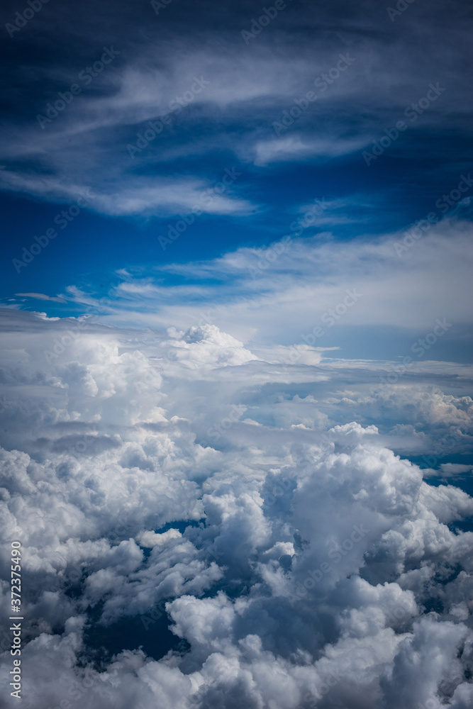 Sobrevuelo en territorio Colombiano, nuves en cielo azul Sobrevuelo en territorio Colombiano, nuves en cielo azul