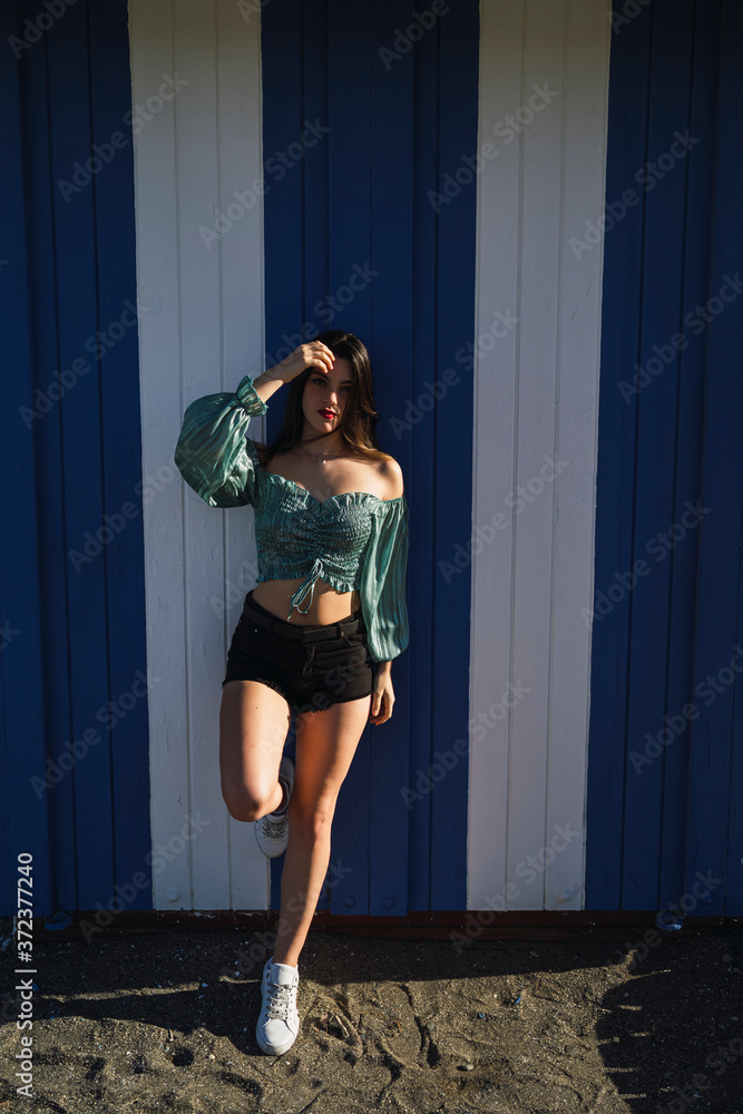 Obraz premium Joven atractiva de paseando y posando por el puerto de malaga
