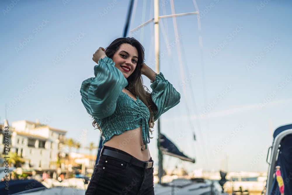 Joven atractiva de paseando y posando por el puerto de malaga Joven atractiva de paseando y posando por el puerto de malaga