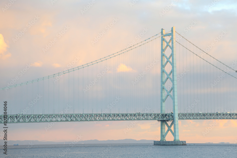 Obraz premium 夕暮れ時の明石海峡大橋 