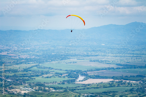 Parapentismo sobre Ansermanuevo en el departamento del Valle del Cauca 