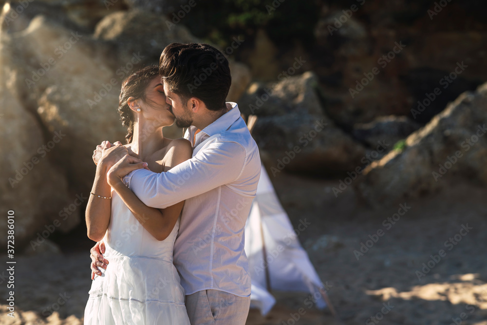 Pareja de novios en la cala de roche en cadiz Pareja de novios en la cala de roche en cadiz