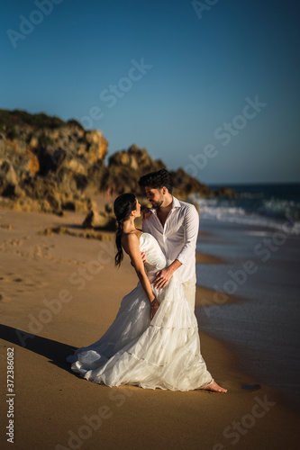 Pareja de novios en la cala de roche  en cadiz