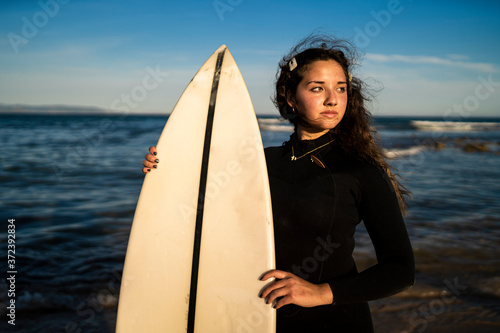 Chica joven guapa disfrutando en la playa