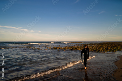 Chica joven guapa disfrutando en la playa