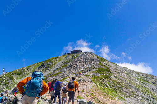 【北アルプス・立山】登山道から望む雄山山頂