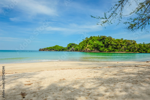 Fototapeta Naklejka Na Ścianę i Meble -  Visit Koh Lipe to see the beautiful Thai sea. It is an island in the middle of the sea in Satun Province, Thailand, in the southern part of Koh Adang. 85 kilometers from the land of Satun province