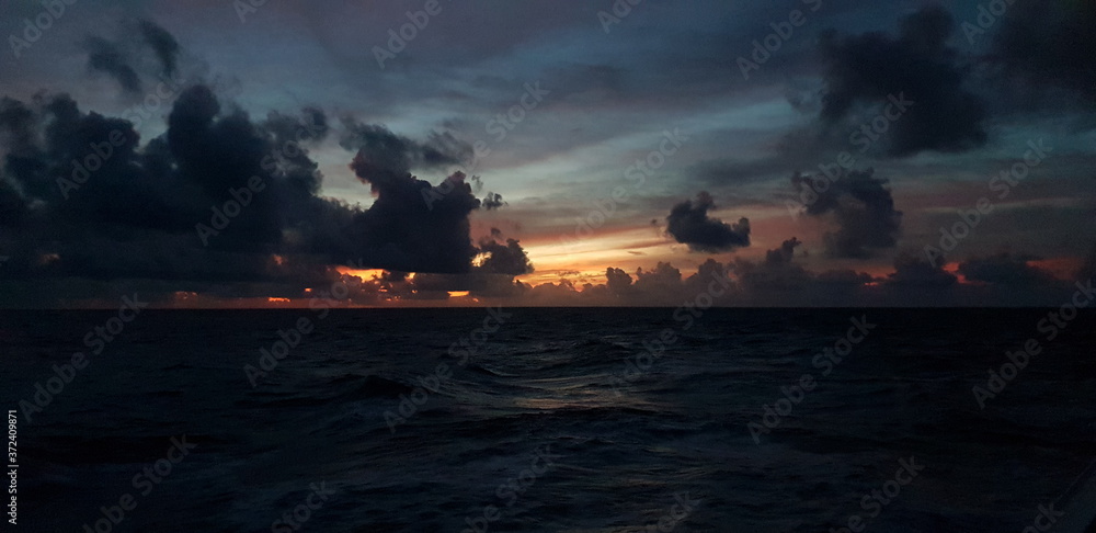 Obraz premium sunset over the sea