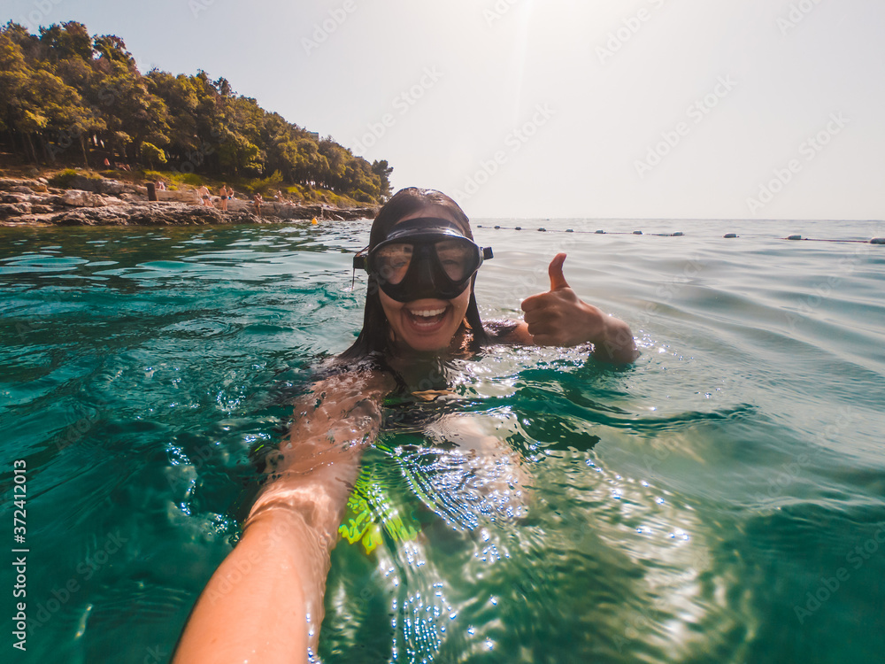 young pretty smiling woman taking selfie in snorkeling mask - obrazy, fototapety, plakaty 