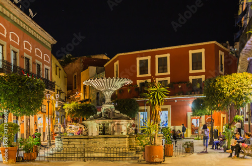 コロニアルな町グアナフアト、メキシコの夜景、Baratillo Plaza  バラティージョ広場 photo
