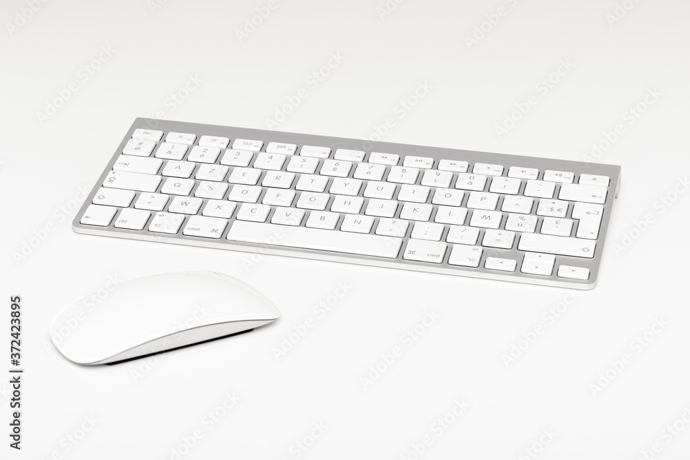 Clavier et souris d'ordinateur sans fil sur fond blanc