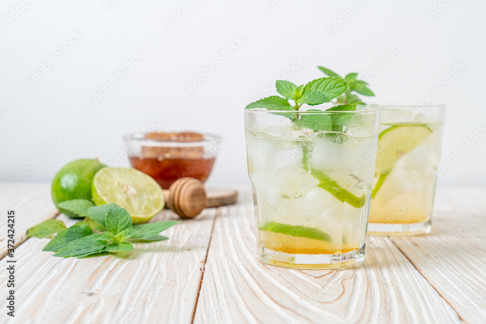 iced honey and lime soda with mint iced honey and lime soda with mint