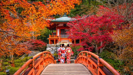 Papier peint photo Kyoto Yukata traditionnel au temple Daigo-ji  © f11photo
