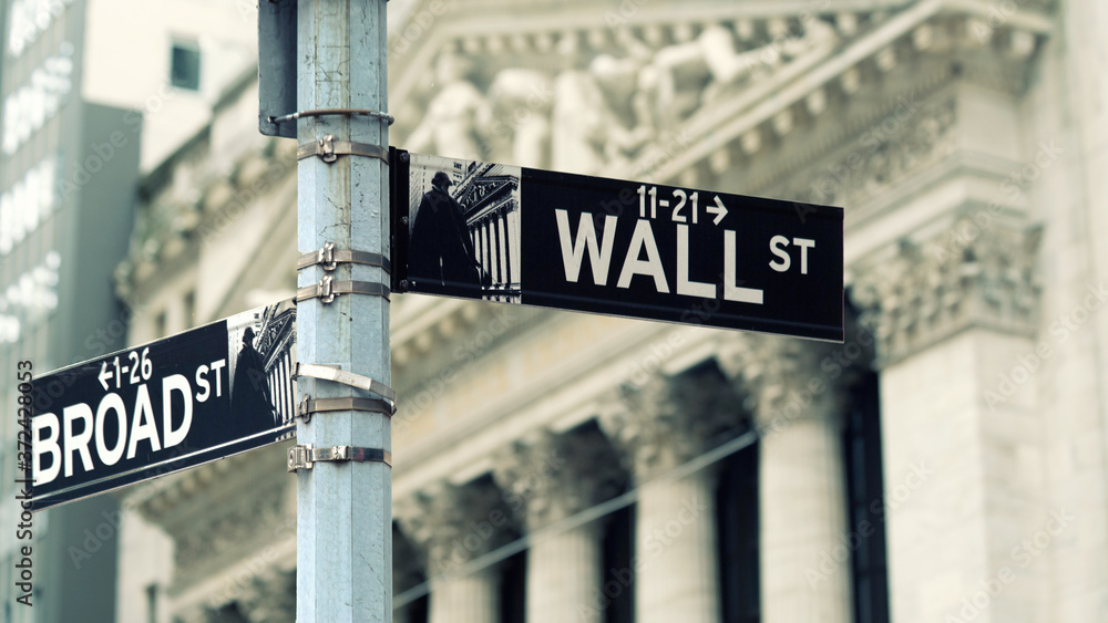 Obraz premium Wall Street sign in lower Manhattan New York