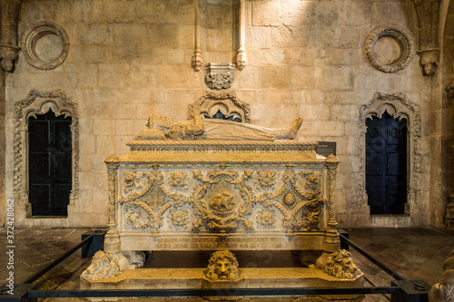 Canvas-taulu Tomb of Vasco da Gama in the Jeronimos monastery in Lisbon, Portugal
