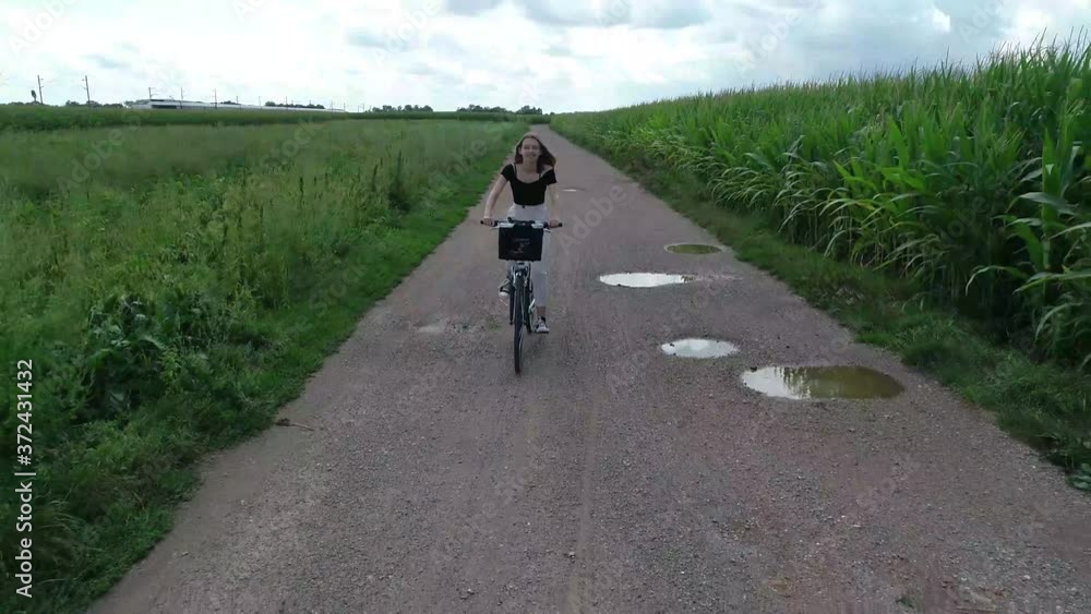 Jeune fille qui roule en vélo