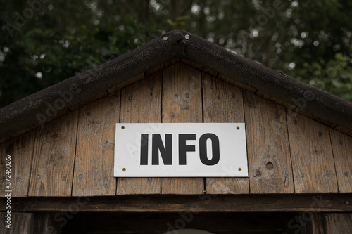 "Info"-Schild an einem Dach