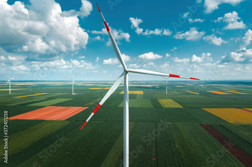 Foto auf Leinwand Luftaufnahme von Windkraftanlagen in einem modernen  Windpark von Drohnen-Pov - Nikkel-Art.de