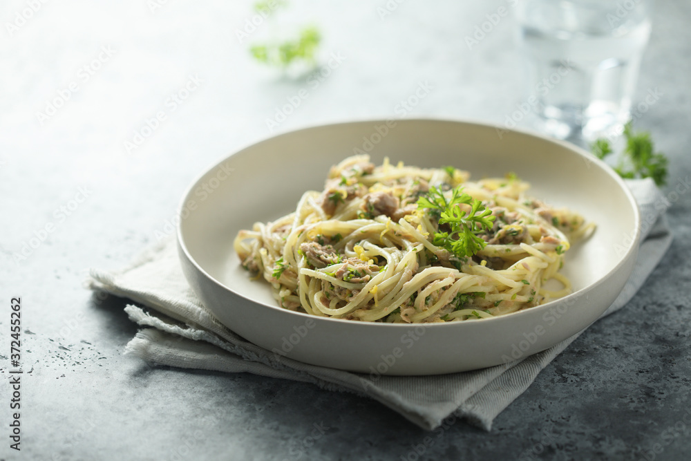 Pasta with tuna, lemon and capers